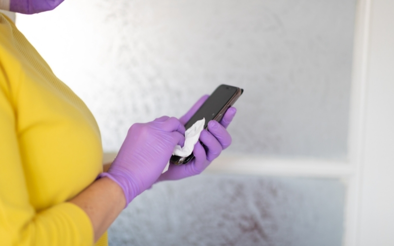 Bảo vệ điện thoại, tránh để điện thoại chịu các ngoại lực gây ảnh hưởng đến máy